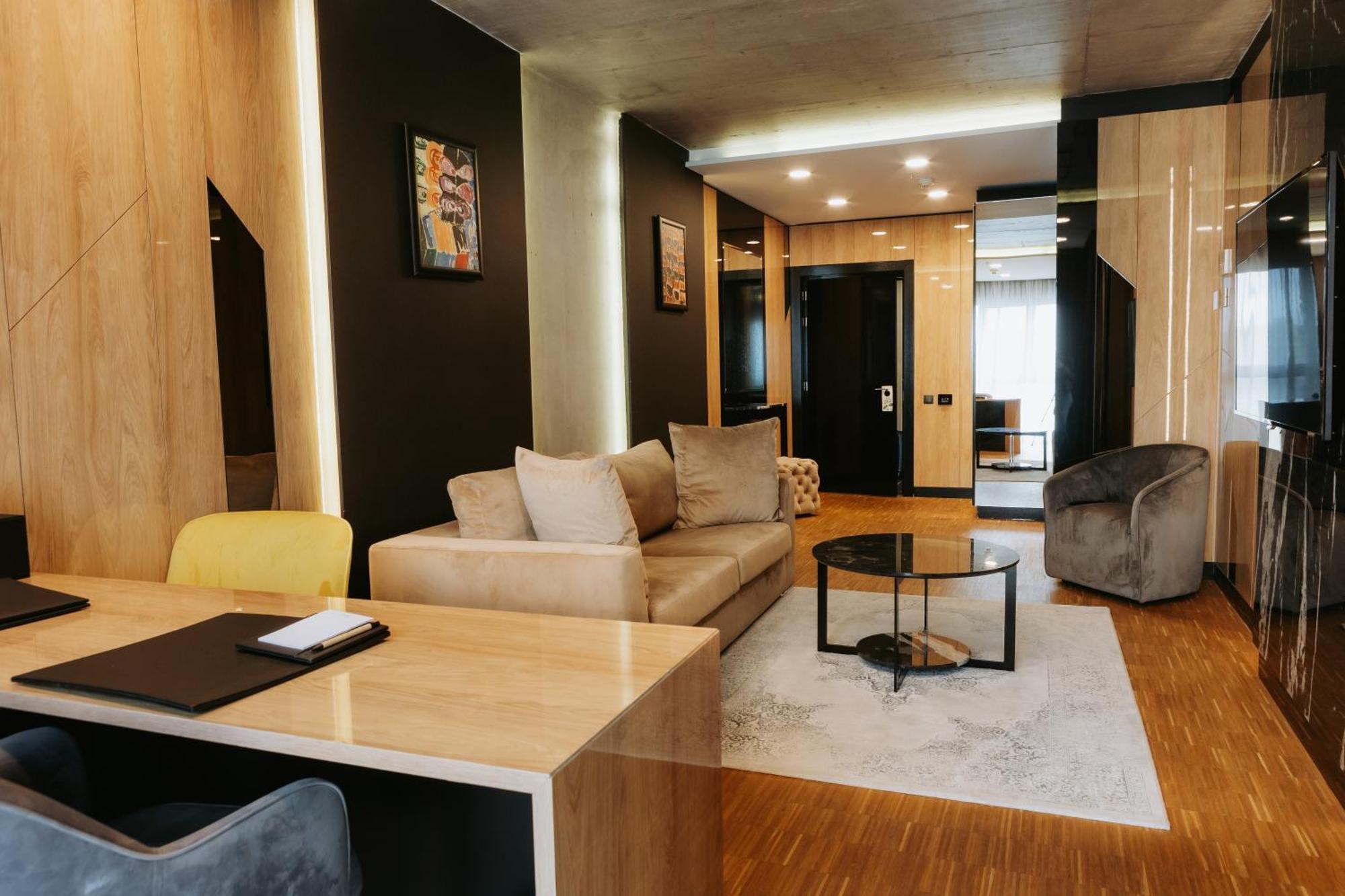 Hotel Platinia Cluj-Napoca Extérieur photo A typical suite at the hotel