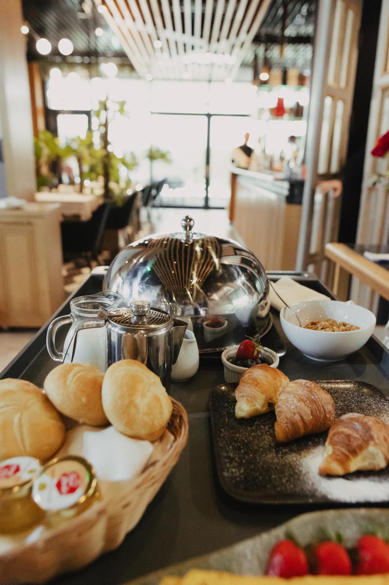 Hotel Platinia Cluj-Napoca Extérieur photo A stainless steel tea pot