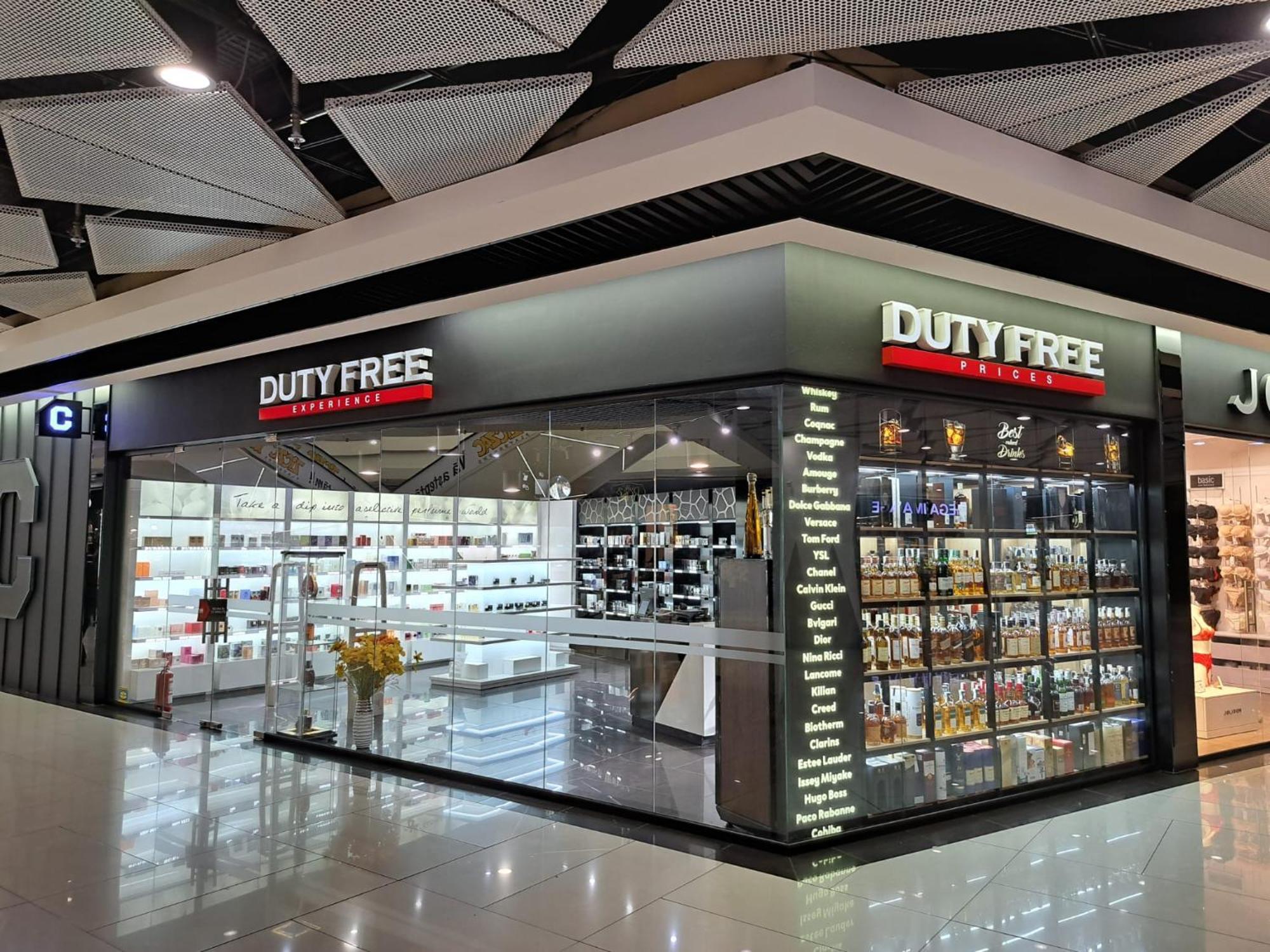 Hotel Platinia Cluj-Napoca Extérieur photo Duty Free at the airport